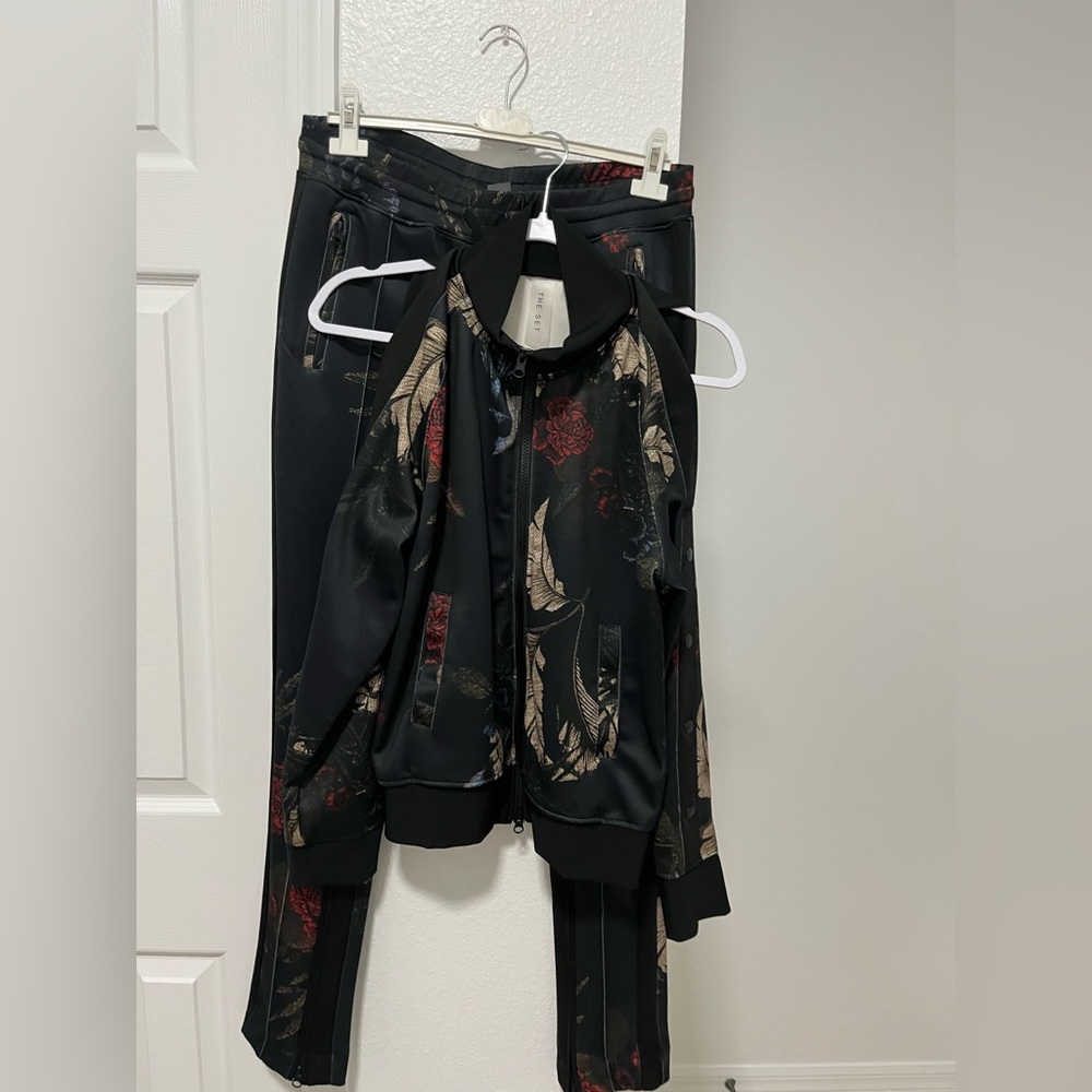 THE SET BLACK PANTS AND SWEATER SET WITH FLOWER PRINT SIZE L